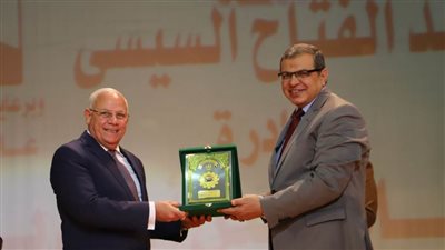 وزير القوى العاملة ومحافظ بورسعيد يتبادلان دروع التكريم