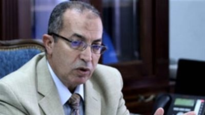 «عبدالعزيز» ينفي إعفاء سيارات المصريين العاملين بالخارج من الجمارك