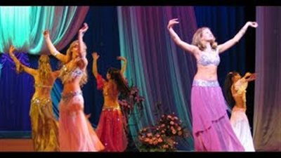 بالفيديو.. «وصلة رقص» لحسناوات روسيات على «المزمار»