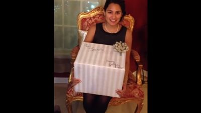 بالفيديو.. شاب يفاجئ خطيبته بهدية أبكتها