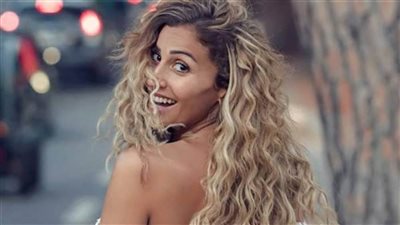 دينا الشربيني ترقص على مسرح السعودية في حفل عمرو دياب | فيديو