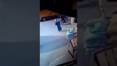 بالفيديو.. لحظة سرقة حقيبة امرأة في وضح النهار