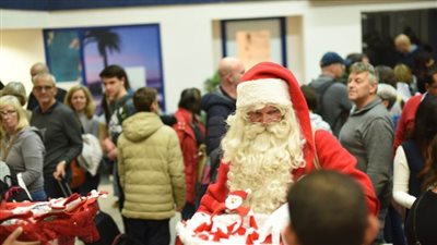 بابا نويل يستقبل السائحين بالهدايا في مطار مرسى علم (صور)