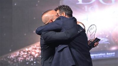 كريم عبد العزيز يحتضن السقا: 