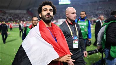 محمد صلاح حاملا علم مصر بقطر: متفائل بصعود الفراعنة للمونديال | فيديو