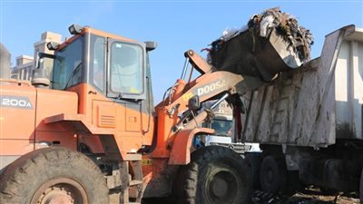 محافظ المنوفية بعلن بدء رفع تجمعات القمامة بأرض عرفة: النظافة وتحسين البيئة أهم أولوياتي