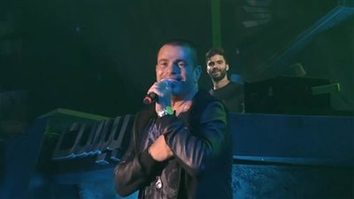 بتوزيع جديد.. عمرو دياب يغني 