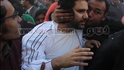 بالفيديو.. النائب العام يأمر بصرف علاء عبد الفتاح بدون ضمانات