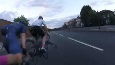 بالفيديو والصور.. مراهقون يعرقلون راكبي الدراجات بطريق مزدحم