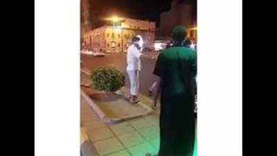 بالفيديو.. مشاجرة عنيفة بين مجموعة من الأشخاص بمكة