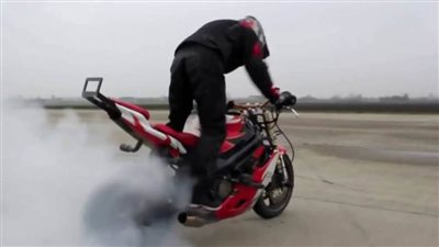 ملثم بدراجة يطعن فتيات حمص السورية بمناطق حساسة