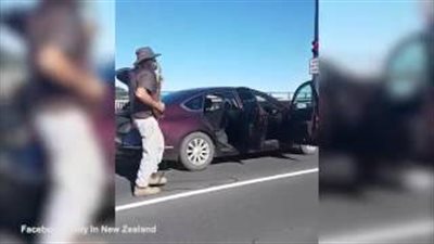 بالفيديو والصور.. شاهد كيف قضى رجل على الملل أثناء انتظار غلق جسر معلق