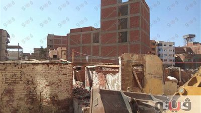 بالصور.. إزالة عشة لمواطن حاول الاحتيال على لجنة تطوير القابوطي