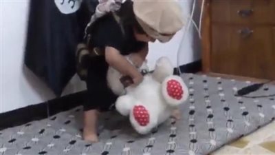 بالفيديو.. لحظة تعليم أطفال «داعش» عملية «الذبح» بقطع رأس «دمية»