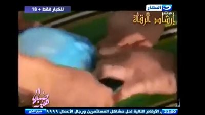 بالفيديو.. استخراج «عمل» من رأس سمكة مدفونة داخل «قبر»