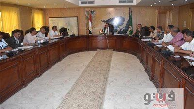 محافظ الفيوم يشكل لجانا لإنهاء إجراءات تقنين الأراضي المستردة