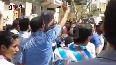 بالفيديو.. وقفة إخوانية في كفر الشيخ للمطالبة بالإفراج عن المعزول