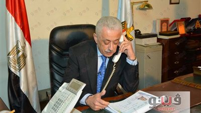 بالصور.. لحظة تهنئة وزير التعليم أوائل الثانوية العامة