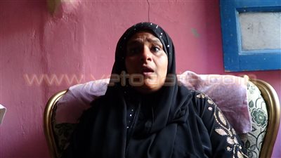 بالفيديو والصور.. مأساة 8 أسر داخل عقار آيل للسقوط ببورسعيد.. سيدة تحاول الحديث للمحافظ فتصدمها سيارته.. 17 طفلا مهددون بالموت من لدغات الثعابين.. وأحد الأطفال: عايز المحافظ يعيش في بيتنا ساعة واحدة