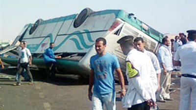 مصرع طفل وإصابة 30 شخصاً آخرين في انقلاب أتوبيس على دائري المنيب
