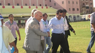 نائب وزير الشباب والرياضة يتفقد مشروعات بالأقصر
