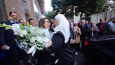 التشكيل الوزارى الجديد | غادة والى تستقبل وزيرة التضامن الجديدة بباقة ورد | صور