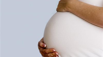 أساتذة نساء وولادة يكشفون العلاقة بين ارتفاع الحرارة والخصوبة والحمل.. د.أسامة عزمي: تزيد فرصة حمل التوءم وتؤثر على هرمونات المرأة والجنين يتأثر بالحر الشديد..د.صوفيا: تؤثر سلبا ويجب تناول 5 لترات ماء