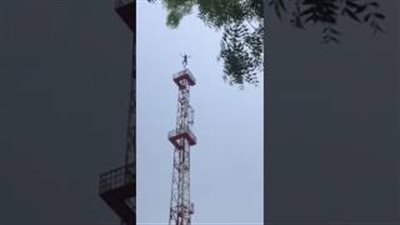 فيديو صادم لحظة انتحار شاب من أعلى برج كهربائي