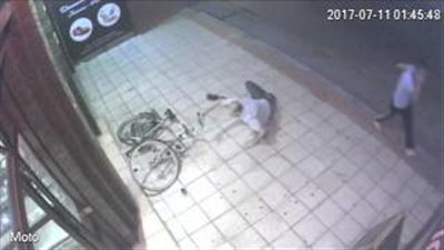 بالفيديو.. «حرامي» يتعرض لموقف محرج أثناء سرقة دراجة هوائية