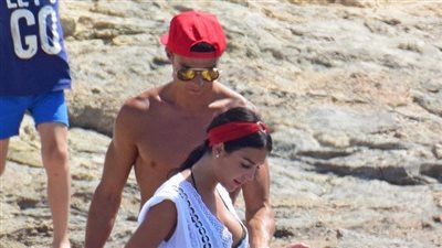 بالصور.. صديقة «رونالدو» تخفي بطنها.. وتساؤلات عن حملها