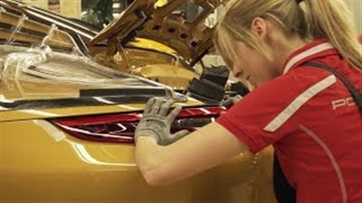 بالفيديو.. «بورش» تكشف طرق صناعة السيارات