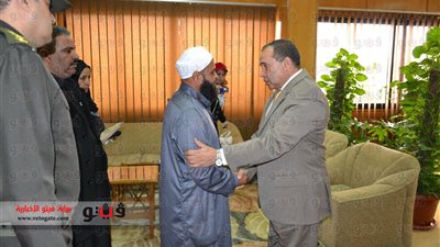 بالفيديو والصور.. محافظ الإسماعيلية يقدم التعازي لأسرة شهيد 