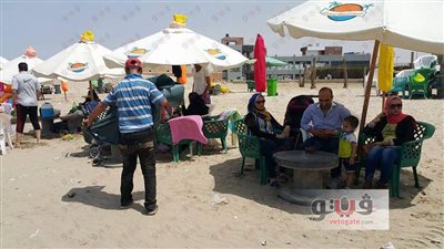 بالصور.. توزيع أكياس على المصطافين بالشواطئ في حي شرق بورسعيد