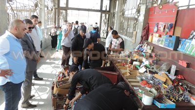 بالفيديو والصور.. حملة أمنية لإزالة إشغالات الباعة بمحطة شبرا الخيمة