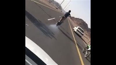 بالفيديو.. لحظة سقوط شاب بطريقة مروعة من أعلى دراجة بخارية