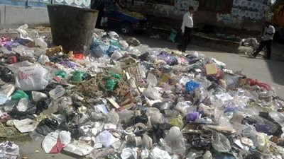 أهالي دمياط يحتجون على إلقاء القمامة في أرض مخصصة لإنشاء وحدة صحية