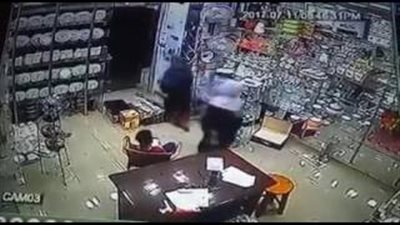 بالفيديو.. 3 نساء يسرقن إيراد محل والمعروضات