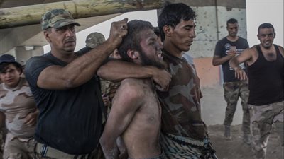 بالصور.. القوات العراقية تنتقم من أسرى داعش في الموصل