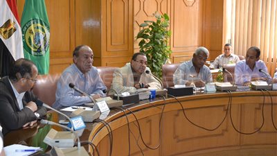 بالصور.. محافظ الإسماعيلية يستعرض الاستعدادات والتجهيزات الخاصة بالدراسة