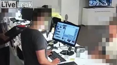 بالفيديو.. شاب ينقذ «لاب توب» من السرقة على طريقة «النينجا»