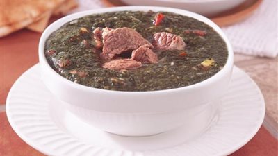 ملوخية باللحم والطماطم من مطبخ سلمى فؤاد