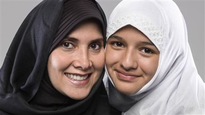 حكم الشرع فى تغيير المرأة ملابسها في غير بيتها