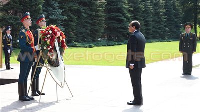 بالفيديو والصور.. السيسي يضع إكليلًا من الزهور على النصب التذكاري للجندي المجهول بموسكو