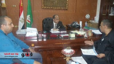 بالفيديو والصور.. محافظ الفيوم يبحث مع الغرفة التجارية مشكلات الخبز والبوتاجاز