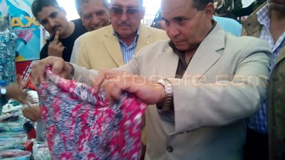 محافظ الإسماعيلية يفحص الخامات ويتأكد من الأسعار بـ