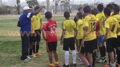 بالصور.. محسن هاشم يقود تدريبات المقاولون مواليد 2002