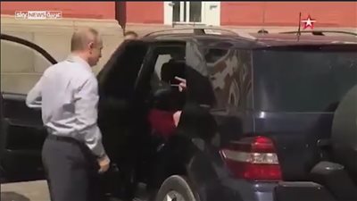 بالفيديو.. سيدة بصحبة بوتين تتسبب في قطع بث التليفزيون الروسي