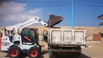 بالصور.. رئيس «مصيف بلطيم» يقود حملة لنظافة شوارع المدينة