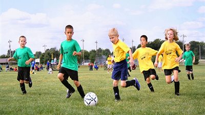 دراسة: ممارسة الأطفال لكرة القدم يعزز من نمو عظامهم