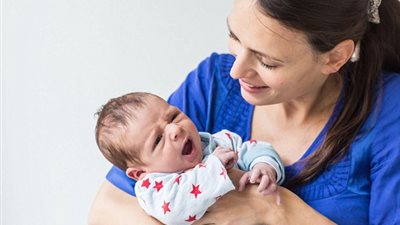 قلق الأم قبل الحمل مسئول عن بكاء طفلها المفرط